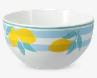Hvid keramikskål med et dekorativt mønster af gule citroner med grønne blade og lyseblå vandrette striber rundt om ydersiden. Indersiden er ensfarvet hvid, og skålen har en glat, blank overflade.