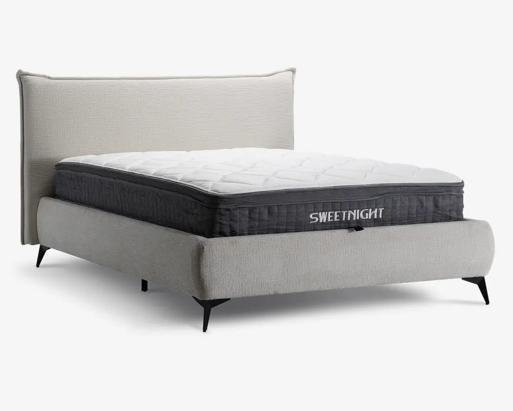 En moderne seng med en lysegrå polstret ramme og hovedgærde, udstyret med en tyk, blød madras med quiltet hvid top og mørkegrå sider. Madrassen har et synligt mærkelogo 'SWEETNIGHT' på siden og ser ud til at have et ekstra komfortlag øverst. Sengen står på korte, skrå sorte ben, hvilket giver et moderne udtryk.