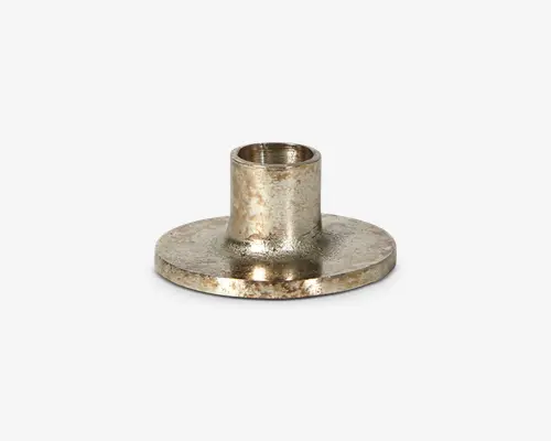 En metalgenstand med en rund base og et hævet cylindrisk center. Overfladen har en let ru, ubehandlet tekstur med synlige misfarvninger og slid, hvilket tyder på, at den er lavet af et robust metal. Den centrale cylinder er hul, sandsynligvis beregnet til montering eller fastgørelse.