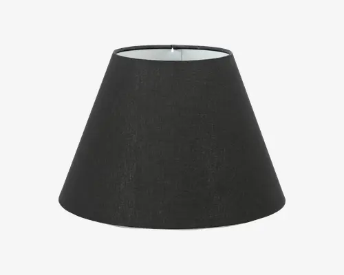 En konisk lampeskærm med mat sort stof på ydersiden og hvid inderside. Stoffet har en diskret vævet struktur, hvilket giver et moderne og elegant udtryk. Topåbningen er mindre end bunden, hvilket giver en fokuseret lysspredning. Skærmen er designet til at passe til standard lampesokler.