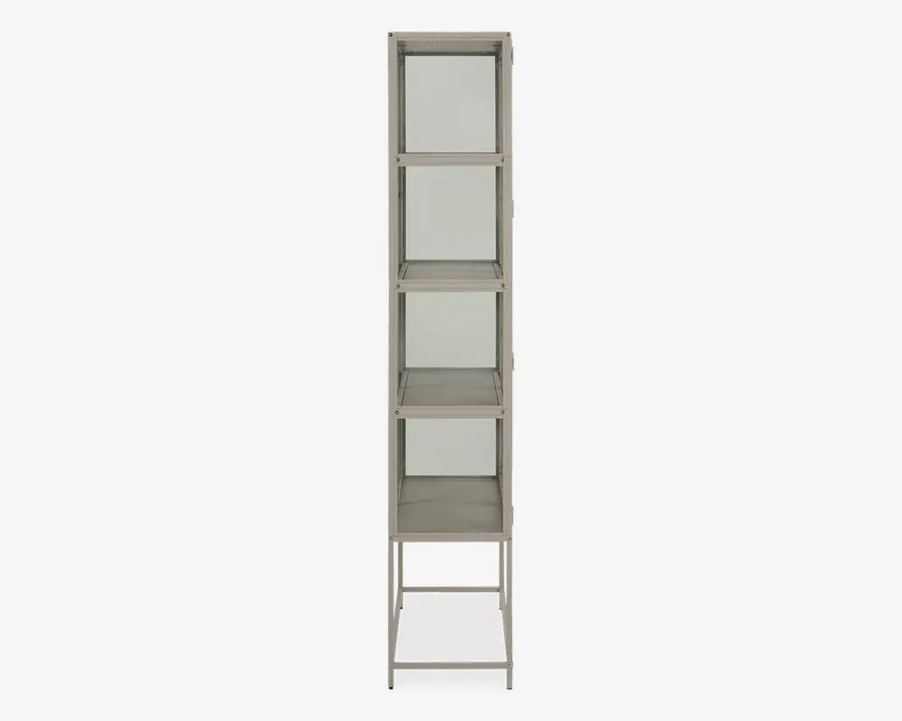 Høj, smal reol med fem jævnt fordelte hylder, fremstillet af metal med mat sølvfinish. Hylderne er åbne foran og på siderne, hvilket giver nem adgang og overblik. Designet er minimalistisk og funktionelt, velegnet til organisering af ting på små områder.