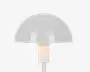 Moderne bordlampe med en blank, hvid, kuppelformet skærm og en cylindrisk fod. Lampen har et minimalistisk design med glatte overflader og et blødt, diffust lys. Skærmen er uigennemsigtig og leder lyset nedad, mens foden også er hvid, hvilket giver et ensartet udtryk.