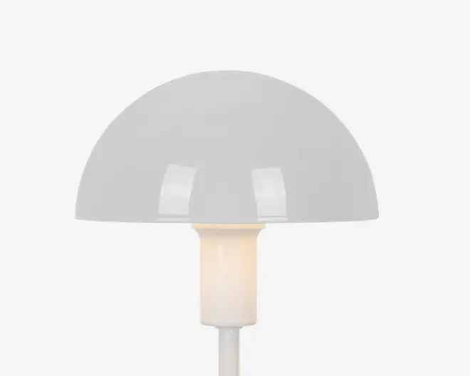 Moderne bordlampe med en blank, hvid, kuppelformet skærm og en cylindrisk fod. Lampen har et minimalistisk design med glatte overflader og et blødt, diffust lys. Skærmen er uigennemsigtig og leder lyset nedad, mens foden også er hvid, hvilket giver et ensartet udtryk.