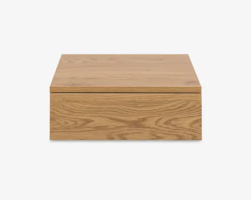 Rektangulær æske med en naturlig lys egetræsfinish, der har en glat, flad top og rene, lige kanter. Træets årer er synlige, hvilket giver et moderne og minimalistisk udtryk. Frontpanelet er uden synlige greb eller beslag, hvilket antyder en push-to-open eller skjult åbningsmekanisme.
