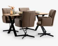 Et moderne spisesæt bestående af et rektangulært bord i lyst træ med sorte metalben i X-form. Sættet inkluderer seks polstrede stole betrukket med brun kunstlæder, alle med armlæn og sorte metalstel med drejefunktion. Bordet er pyntet med keramikskåle i neutrale farver, glas samt en dekoration med stearinlys og en lille blomsteropsats, hvilket skaber en hyggelig og indbydende stemning.