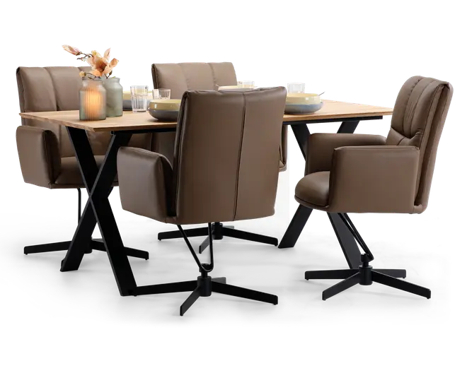 Et moderne spisesæt bestående af et rektangulært bord i lyst træ med sorte metalben i X-form. Sættet inkluderer seks polstrede stole betrukket med brun kunstlæder, alle med armlæn og sorte metalstel med drejefunktion. Bordet er pyntet med keramikskåle i neutrale farver, glas samt en dekoration med stearinlys og en lille blomsteropsats, hvilket skaber en hyggelig og indbydende stemning.