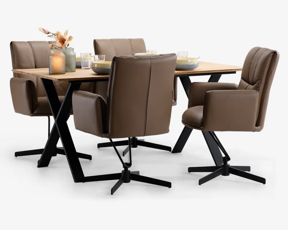 Et moderne spisesæt bestående af et rektangulært bord i lyst træ med sorte metalben i X-form. Sættet inkluderer seks polstrede stole betrukket med brun kunstlæder, alle med armlæn og sorte metalstel med drejefunktion. Bordet er pyntet med keramikskåle i neutrale farver, glas samt en dekoration med stearinlys og en lille blomsteropsats, hvilket skaber en hyggelig og indbydende stemning.