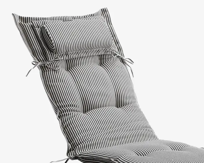 Hynde med sort-hvidt lodret stribet mønster, tykt polstret for ekstra komfort. Den har en matchende nakkepude, der er fastgjort med stofbånd, samt ekstra bånd i siderne til at fastgøre hynden til en stol. Overfladen er blød og let quiltet, hvilket giver ekstra støtte og et elegant udtryk.