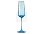 Høj, slank glas med blå nuance, lang stilk og smal, facetslebet skål. Glasset har et moderne, geometrisk design med lodrette linjer langs skålen og en solid, rund fod for stabilitet.
