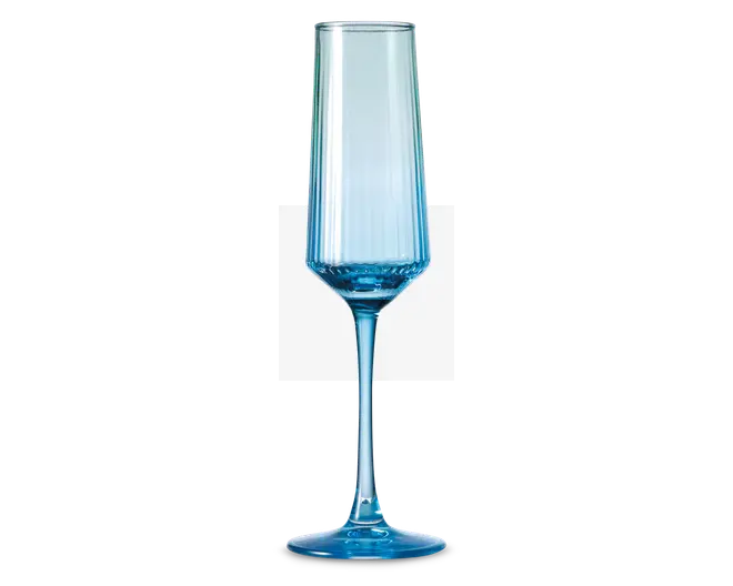 Høj, slank glas med blå nuance, lang stilk og smal, facetslebet skål. Glasset har et moderne, geometrisk design med lodrette linjer langs skålen og en solid, rund fod for stabilitet.