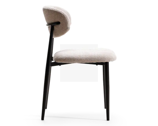 Sidebillede af en stol med polstret sæde og ryglæn betrukket med et tekstureret, lysebeige stof. Stolen har et minimalistisk design med slanke, sorte metalben og en let skrånende rygstøtte for ergonomisk komfort. Ryglænet er adskilt fra sædet og forbundet med to metalstænger, hvilket giver et moderne og let udtryk.