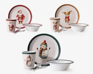 Sæt med tre festlige spisesæt, hver bestående af en tallerken, skål, kop og ske. Ét sæt har et julemandsmotiv med rød kant, et andet har et rensdyr med brun kant, og det tredje har en snemand med grøn kant. Hvert stykke er dekoreret med en matchende figurillustration, hvilket skaber et ensartet juletema.