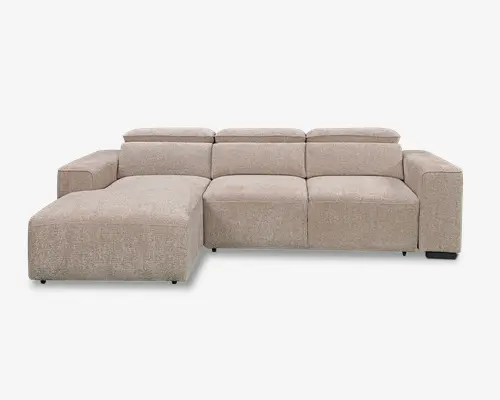 Beige L-formet hjørnesofa med chaiselong på venstre side, tre sædehynder, lave firkantede armlæn og tre justerbare nakkestøtter i tekstilbetræk med struktur.