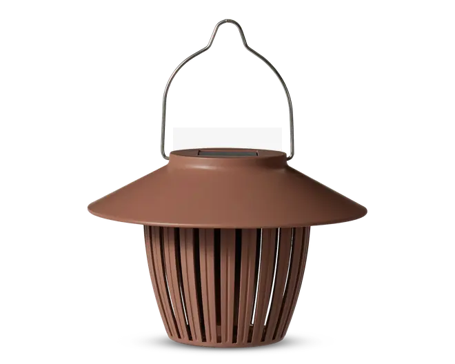 En brun lanterne med en bred, skrånende top og lodrette lameller, der udgør kroppen og lader lyset passere igennem. Den har et robust metalhåndtag til ophængning og en glat, mat overflade. Designet er moderne og minimalistisk, velegnet til både indendørs og udendørs brug.