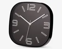 Kvadratisk vægur med blank sort urskive og afrundede kanter. Store, moderne hvide tal vises ved 12, 3, 6 og 9, mens minimalistiske hvide streger markerer de øvrige timer. Uret har tre slanke hvide visere til timer, minutter og sekunder, og et enkelt, stilrent design der passer til moderne indretning.