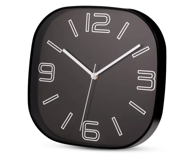 Kvadratisk vægur med blank sort urskive og afrundede kanter. Store, moderne hvide tal vises ved 12, 3, 6 og 9, mens minimalistiske hvide streger markerer de øvrige timer. Uret har tre slanke hvide visere til timer, minutter og sekunder, og et enkelt, stilrent design der passer til moderne indretning.