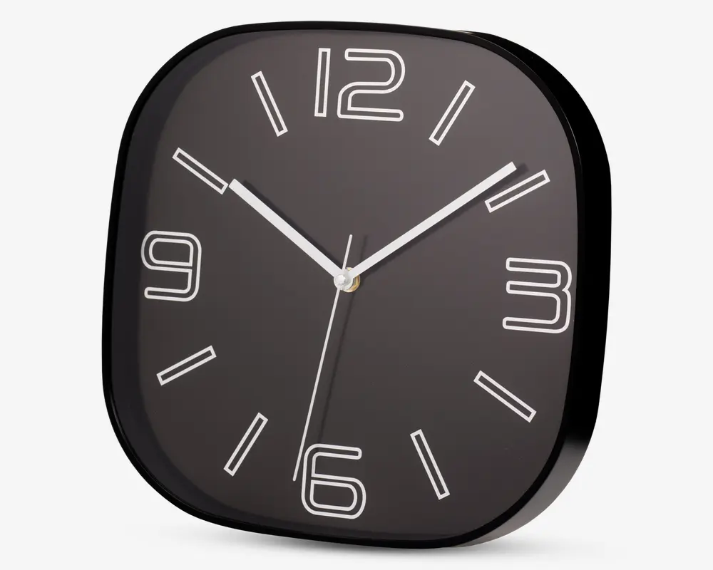Kvadratisk vægur med blank sort urskive og afrundede kanter. Store, moderne hvide tal vises ved 12, 3, 6 og 9, mens minimalistiske hvide streger markerer de øvrige timer. Uret har tre slanke hvide visere til timer, minutter og sekunder, og et enkelt, stilrent design der passer til moderne indretning.