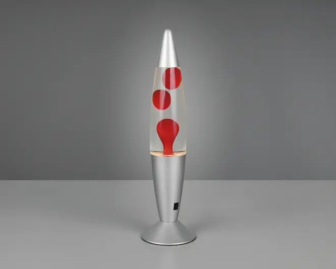 En dekorativ lampe med en slank, sølvfarvet base og top. Den gennemsigtige glasbeholder indeholder klar væske og rød voks, som danner flydende og opstigende klumper, når lampen er tændt. Lampen har en moderne, konisk form og en lille sort kontakt på basen for nem betjening.