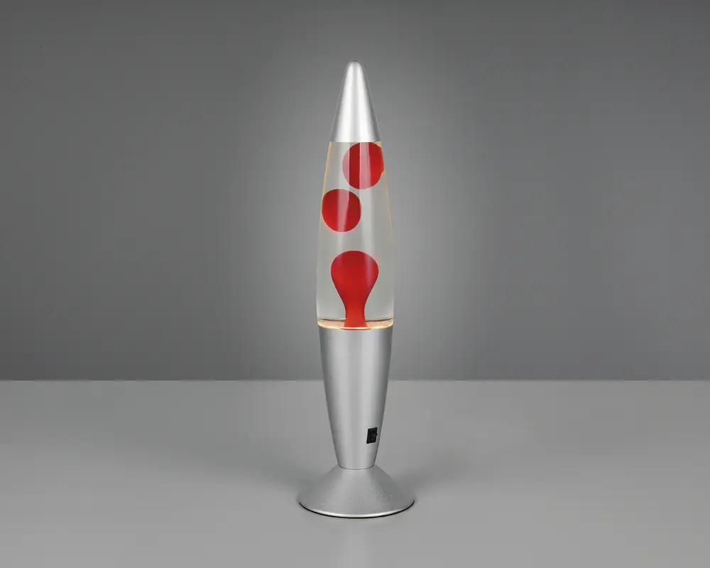 En dekorativ lampe med en slank, sølvfarvet base og top. Den gennemsigtige glasbeholder indeholder klar væske og rød voks, som danner flydende og opstigende klumper, når lampen er tændt. Lampen har en moderne, konisk form og en lille sort kontakt på basen for nem betjening.