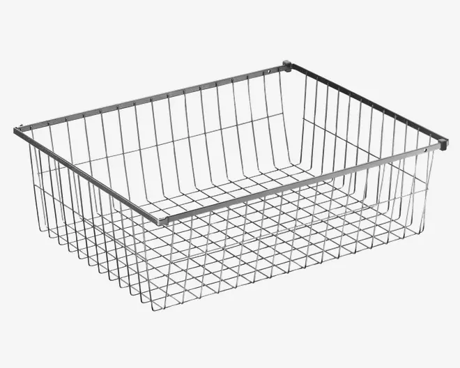 Rektangulær trådkurv lavet af blankt metal med gittermønster på siderne og bunden. Kurven har en åben top og forstærkede kanter for ekstra stabilitet. Trådkonstruktionen giver god synlighed og luftcirkulation, hvilket gør den velegnet til organisering eller opbevaring af forskellige genstande.