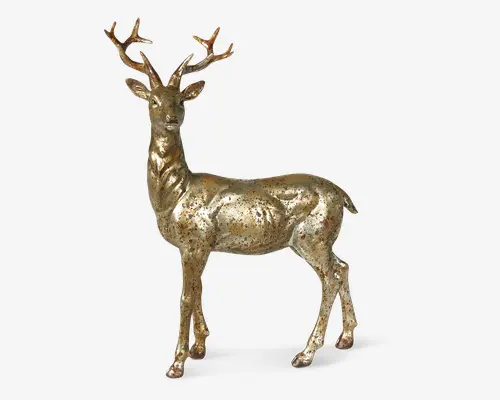 Dekorativ stående hjortefigur med forgrenede gevirer, blank guldfarvet metalfinish og en let patineret, plettet overflade.