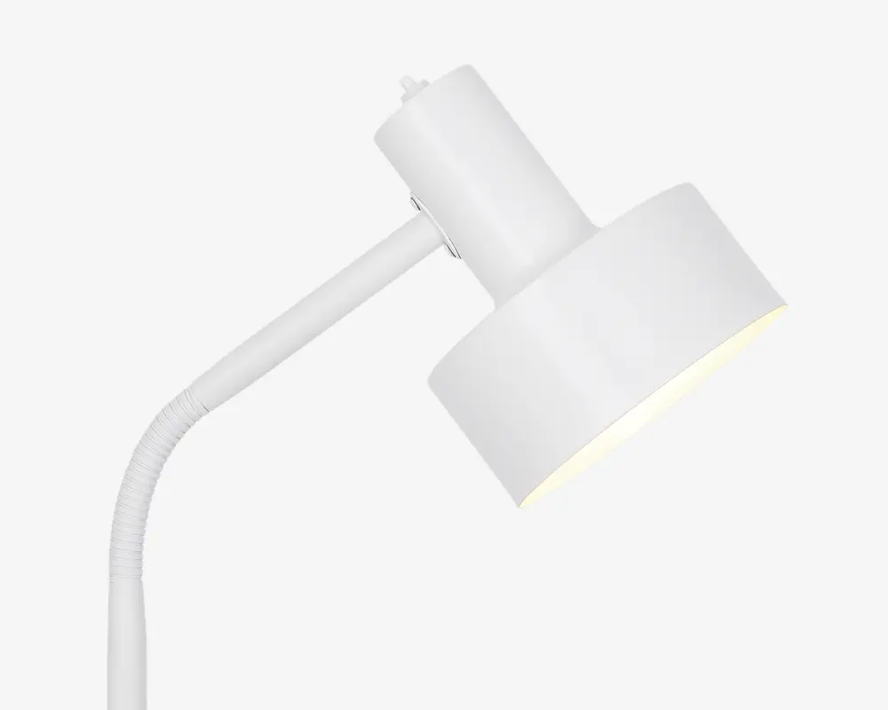Nærbillede af et moderne, minimalistisk lampehoved i mat hvid finish. Lampen har en cylindrisk skærm med let udadgående kant og en fleksibel, justerbar hals, så lyset kan rettes. Designet er stilrent og enkelt, velegnet til moderne indretning.