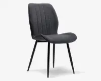 Stol med buet, polstret sæde og ryglæn betrukket med mørkegråt stof. Ryglænet har lodrette, syede linjer for ekstra struktur. Stolen har fire slanke, sorte metalben, der er let skråtstillede for stabilitet og et moderne udtryk.