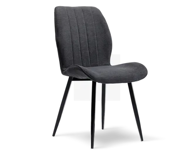 Stol med buet, polstret sæde og ryglæn betrukket med mørkegråt stof. Ryglænet har lodrette, syede linjer for ekstra struktur. Stolen har fire slanke, sorte metalben, der er let skråtstillede for stabilitet og et moderne udtryk.
