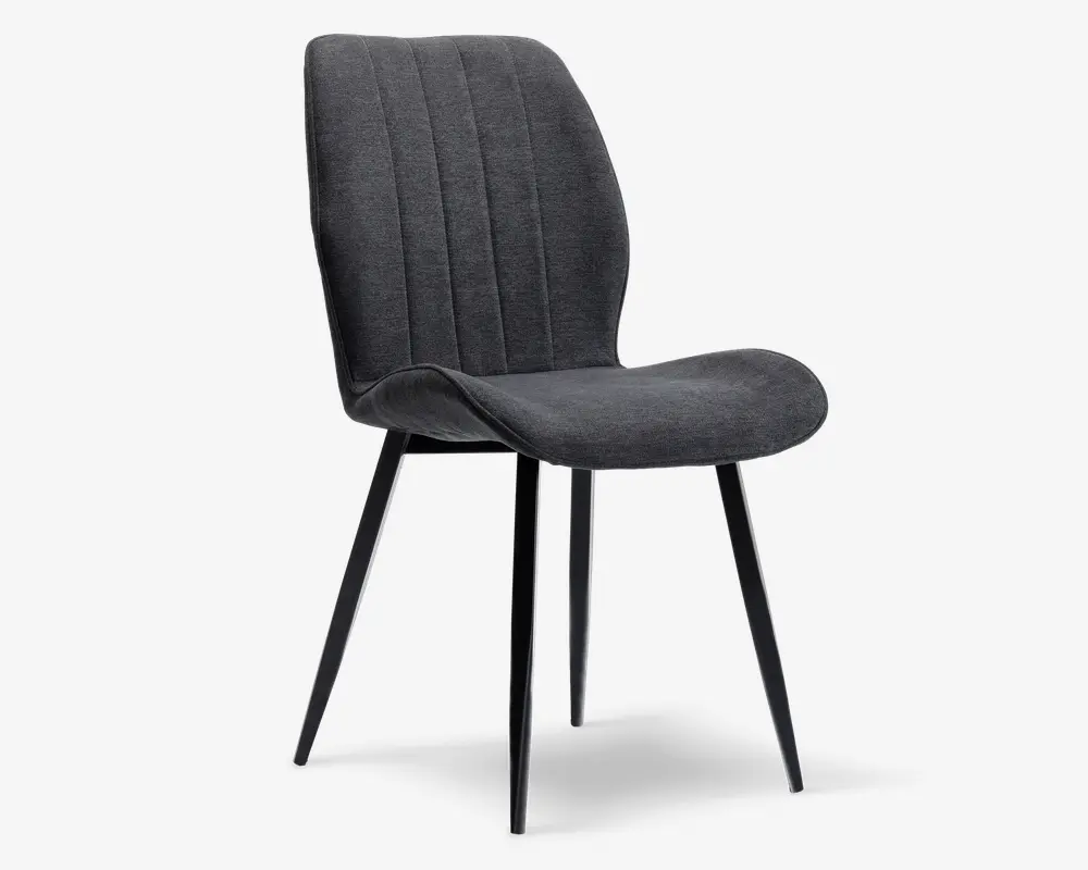 Stol med buet, polstret sæde og ryglæn betrukket med mørkegråt stof. Ryglænet har lodrette, syede linjer for ekstra struktur. Stolen har fire slanke, sorte metalben, der er let skråtstillede for stabilitet og et moderne udtryk.