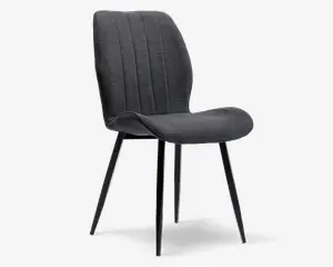 Stol med buet, polstret sæde og ryglæn betrukket med mørkegråt stof. Ryglænet har lodrette, syede linjer for ekstra struktur. Stolen har fire slanke, sorte metalben, der er let skråtstillede for stabilitet og et moderne udtryk.