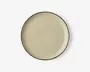 Rund tallerken med en glat, blank cremefarvet overflade og en tynd, mørk kant. Designet er minimalistisk og moderne uden mønstre eller dekorationer.
