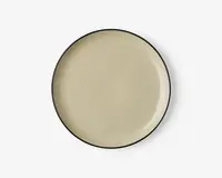 Rund tallerken med en glat, blank cremefarvet overflade og en tynd, mørk kant. Designet er minimalistisk og moderne uden mønstre eller dekorationer.