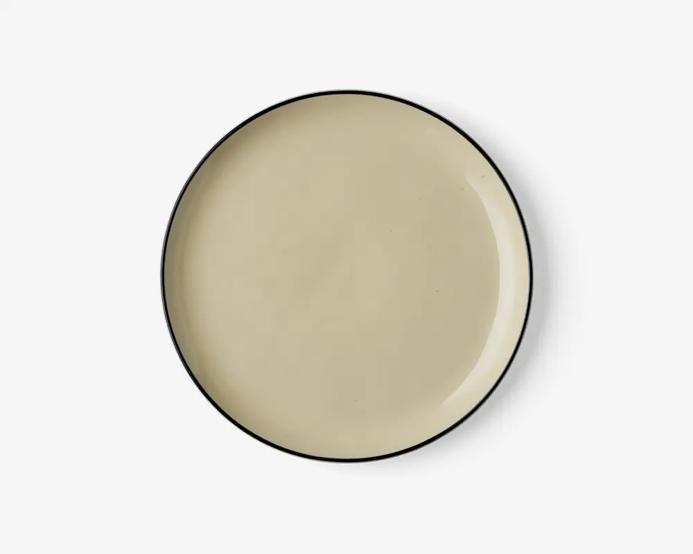 Rund tallerken med en glat, blank cremefarvet overflade og en tynd, mørk kant. Designet er minimalistisk og moderne uden mønstre eller dekorationer.