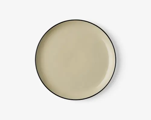 Rund tallerken med en glat, blank cremefarvet overflade og en tynd, mørk kant. Designet er minimalistisk og moderne uden mønstre eller dekorationer.