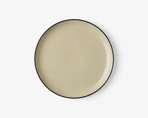 Rund tallerken med en glat, blank cremefarvet overflade og en tynd, mørk kant. Designet er minimalistisk og moderne uden mønstre eller dekorationer.