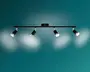Elegant sort loftlampe med fire justerbare spothoveder monteret på en lige, vandret skinne.