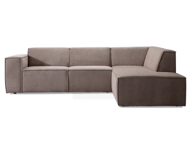 Moderne L-formet sofa med chaiselong til højre. Polstret i et blødt, taupefarvet stof med en diskret tekstur. Har brede, blokformede armlæn på venstre side og rene, lige linjer for et minimalistisk udtryk. Ryglæn og sædehynder er faste og integreret i rammen, hvilket giver et struktureret og moderne look. Sofaen står lavt uden synlige ben.