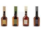 Sæt med fire flasker i ravfarvet glas med sorte riflede låg, hver med et rektangulært mærkat, der angiver en forskellig duft: Ginger Tonic, Basil & Cactus, Cotton & Salt og Agarwood & Cypress. Hver flaske har et farvet mærkat, der matcher duften og går op fra flaskehalsen. Flaskerne har et moderne, apoteker-inspireret design med rene linjer og en solid bund, velegnet til udstilling. Etiketterne viser duftnavne og yderligere detaljer i en minimalistisk skrifttype.