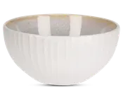 En rund keramikskål med mat hvid yderside og diskrete lodrette riller, der giver tekstur. Indersiden har en blank finish med en beige kant og skiftevis lodrette striber i hvid og lysegrå, hvilket giver et moderne og elegant udtryk. Skålen har en let udadgående åbning og en glat, sømløs bund.