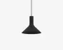 En mat sort pendellampe med en bred, konisk skærm og et glat, minimalistisk design. Lampen hænger fra en sort ledning, og skærmen har en blødt udvidet form, der leder lyset nedad. Udseendet er moderne og diskret, velegnet til nutidige indretninger.