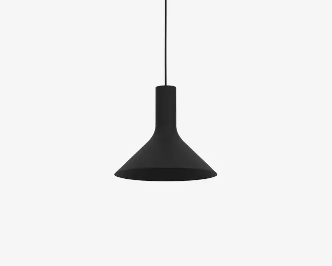 En mat sort pendellampe med en bred, konisk skærm og et glat, minimalistisk design. Lampen hænger fra en sort ledning, og skærmen har en blødt udvidet form, der leder lyset nedad. Udseendet er moderne og diskret, velegnet til nutidige indretninger.