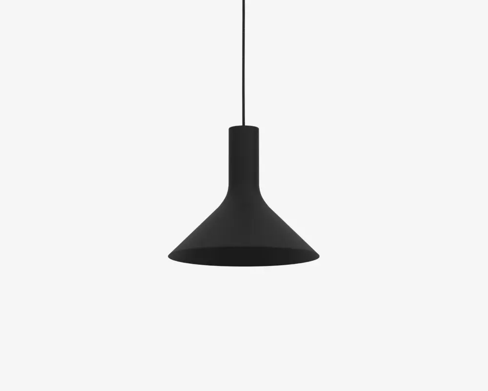 En mat sort pendellampe med en bred, konisk skærm og et glat, minimalistisk design. Lampen hænger fra en sort ledning, og skærmen har en blødt udvidet form, der leder lyset nedad. Udseendet er moderne og diskret, velegnet til nutidige indretninger.