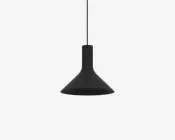 En mat sort pendellampe med en bred, konisk skærm og et glat, minimalistisk design. Lampen hænger fra en sort ledning, og skærmen har en blødt udvidet form, der leder lyset nedad. Udseendet er moderne og diskret, velegnet til nutidige indretninger.