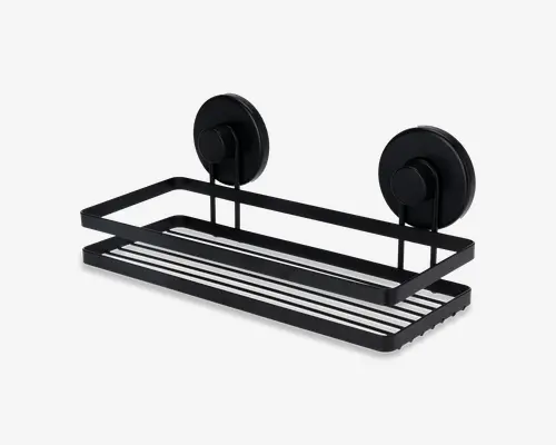 Rektangulær hylde i sort metal med et minimalistisk design og åbne lameller i bunden for dræning. Hylden er udstyret med to store, runde sugekopper, der gør det nemt at montere den på væggen uden brug af værktøj. De forhøjede kanter holder genstande sikkert på plads, hvilket gør hylden velegnet til brug i våde omgivelser som badeværelser eller køkkener.