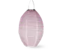 Ovalformet hængende lanterne i en blød lyserød farve. Overfladen har et fint mønster af små cirkulære og blomsterformede udskæringer, som lader lyset skinne igennem og skaber dekorative effekter. Lanternen har et metalhåndtag øverst til nem ophængning. Materialet virker let og en smule gennemsigtigt.