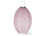 Ovalformet hængende lanterne i en blød lyserød farve. Overfladen har et fint mønster af små cirkulære og blomsterformede udskæringer, som lader lyset skinne igennem og skaber dekorative effekter. Lanternen har et metalhåndtag øverst til nem ophængning. Materialet virker let og en smule gennemsigtigt.