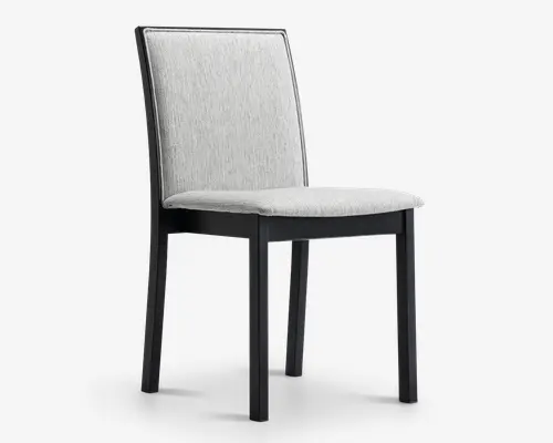En moderne stol med lysgråt polstret sæde og ryglæn, betrukket med et diskret tekstureret stof. Stolen har let skråt ryglæn for øget komfort og står på fire lige, solide sorte ben. Designet er minimalistisk og egner sig til både spisebord eller kontor.