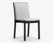 En moderne stol med lysgråt polstret sæde og ryglæn, betrukket med et diskret tekstureret stof. Stolen har let skråt ryglæn for øget komfort og står på fire lige, solide sorte ben. Designet er minimalistisk og egner sig til både spisebord eller kontor.