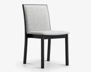 En moderne stol med lysgråt polstret sæde og ryglæn, betrukket med et diskret tekstureret stof. Stolen har let skråt ryglæn for øget komfort og står på fire lige, solide sorte ben. Designet er minimalistisk og egner sig til både spisebord eller kontor.