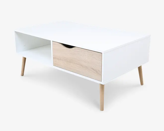 Rektangulært bord med hvid finish og fire koniske ben i lyst træ. Bordet har et åbent opbevaringsrum på den ene side og en enkelt skuffe med front i naturtræ og buet udskæring som greb på den anden side. Designet er minimalistisk og moderne.